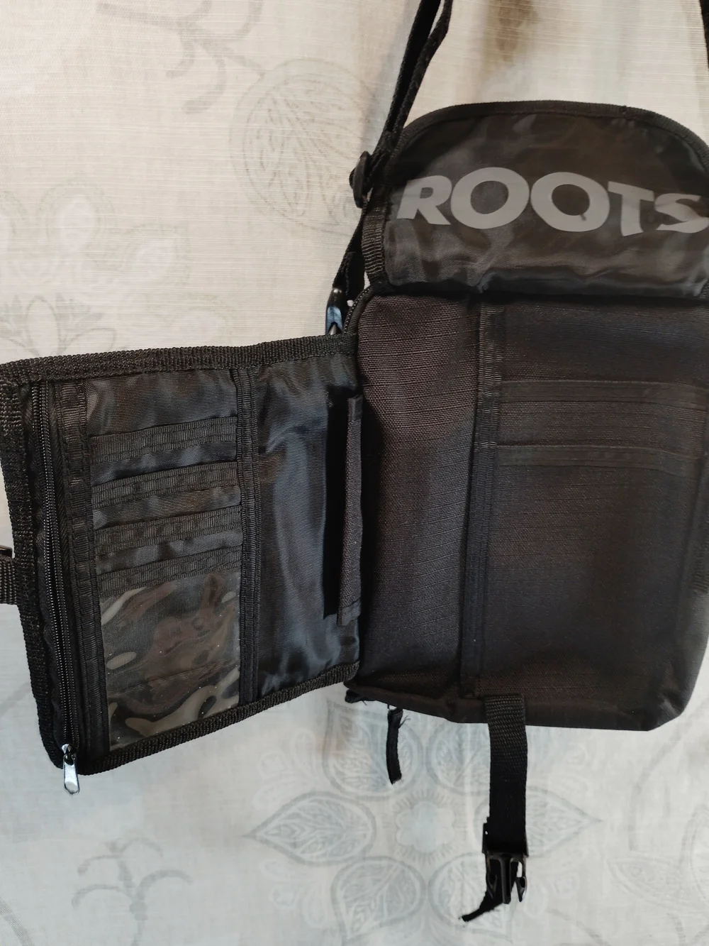 Roots Compact Black Crossbody/Messenger Bag